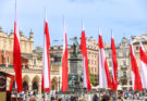 Kraków udekorowany flagami i patriotycznie podświetlony