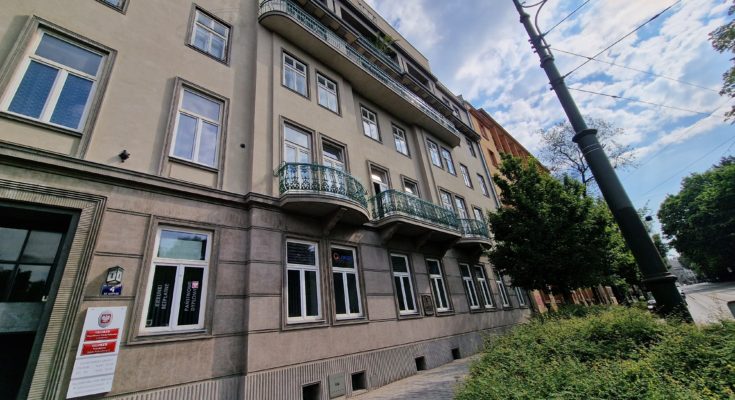 Tablica upamiętniająca Świętego Brata Alberta przy ulicy Basztowej w Krakowie