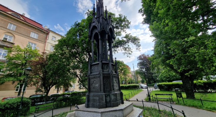 Odrestaurowany pomnik Rejtana w stylu neogotyckim po rekonstrukcji wykonanej w 2007 roku.