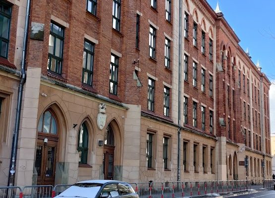 Tablica pamiątkowa na budynku przy ulicy Wąskiej 7 w Krakowie