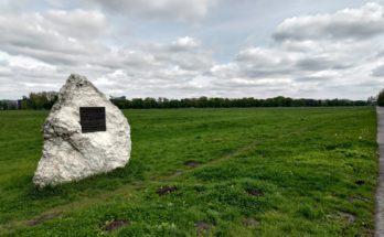 Pomnik upamiętniający Bitwę pod Wiedniem na krakowskich Błoniach przy alei Focha.