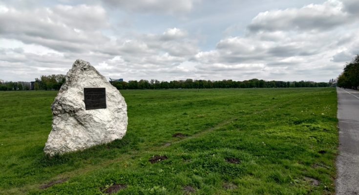 Pomnik upamiętniający Bitwę pod Wiedniem na krakowskich Błoniach przy alei Focha.
