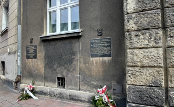 Tablica pamiątkowa poświęcona gen. Stanisławowi Rostworowskiemu na kamienicy przy ul. św. Marka 8 w Krakowie.