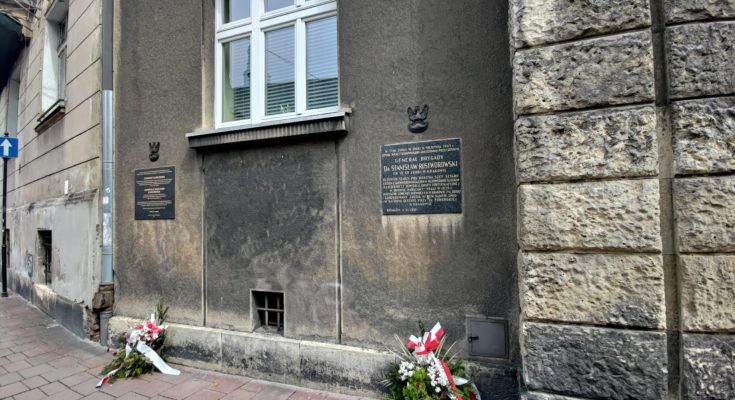Tablica pamiątkowa poświęcona gen. Stanisławowi Rostworowskiemu na kamienicy przy ul. św. Marka 8 w Krakowie.