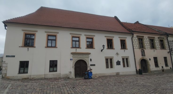 Zabytkowa kamienica Dom Jana Długosza przy ulicy Kanoniczej w Krakowie.