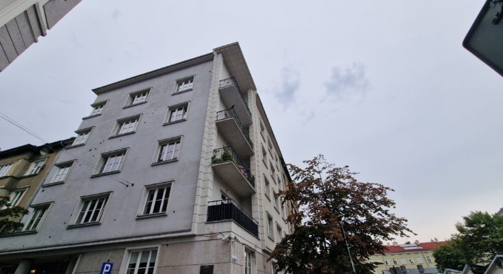 Tablica pamiątkowo zamieszkania byłego prezydenta Krakowa na Rynku Kleparskim